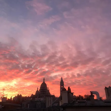 Single Montmartre, Balcon Sacre Coeur Paris