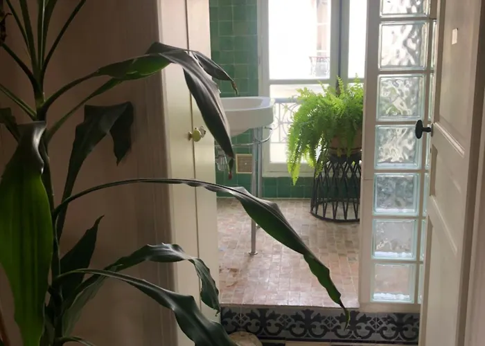 Single Montmartre, Balcon Sacre Coeur Homestay *